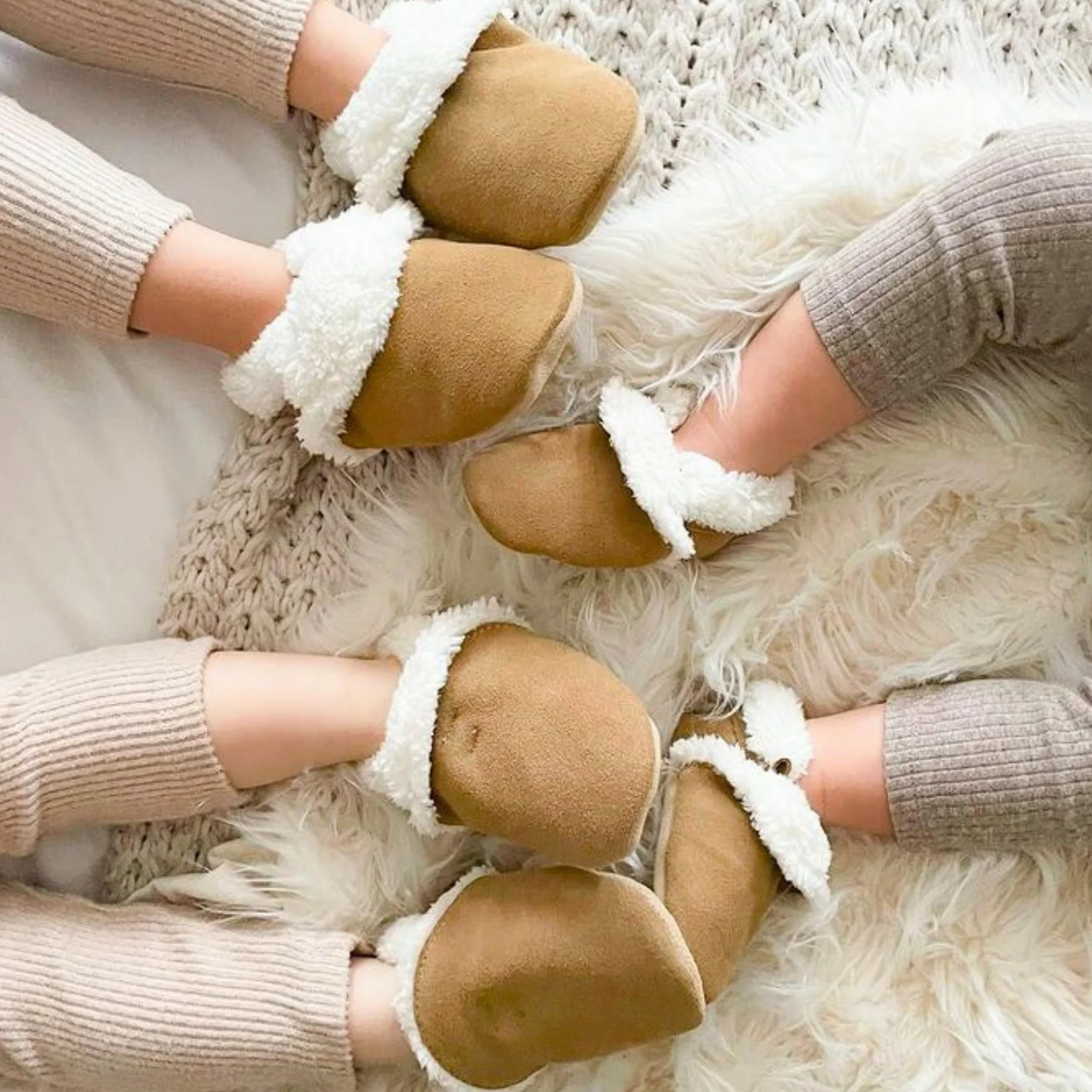 Dotty Fish Pantofole a Piedi Nudi in Pelle Scamosciata per Neonati e Bambini – Foderate in Pile, Antiscivolo, Leggere e Flessibili - Consigliate dai Podologi - 0–5 Anni