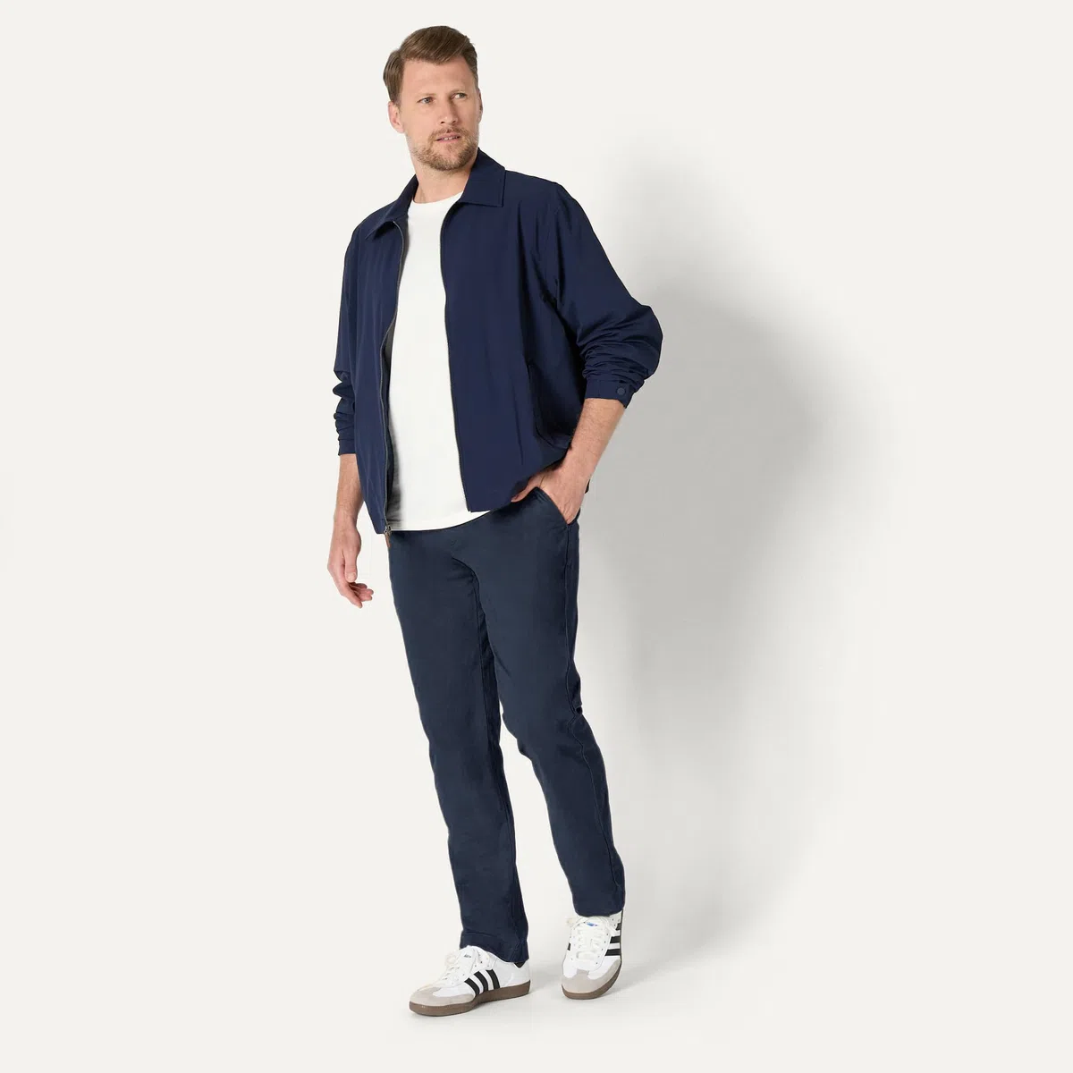 Amazon Essentials Pantaloni Chino Elasticizzati Comodi Effetto Slavato, Vestibilità Atletica Uomo