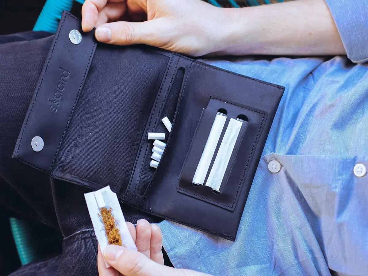 skaard Portatabacco in pelle | Astuccio per tabacco da rollare, cartine e filtri | Nero