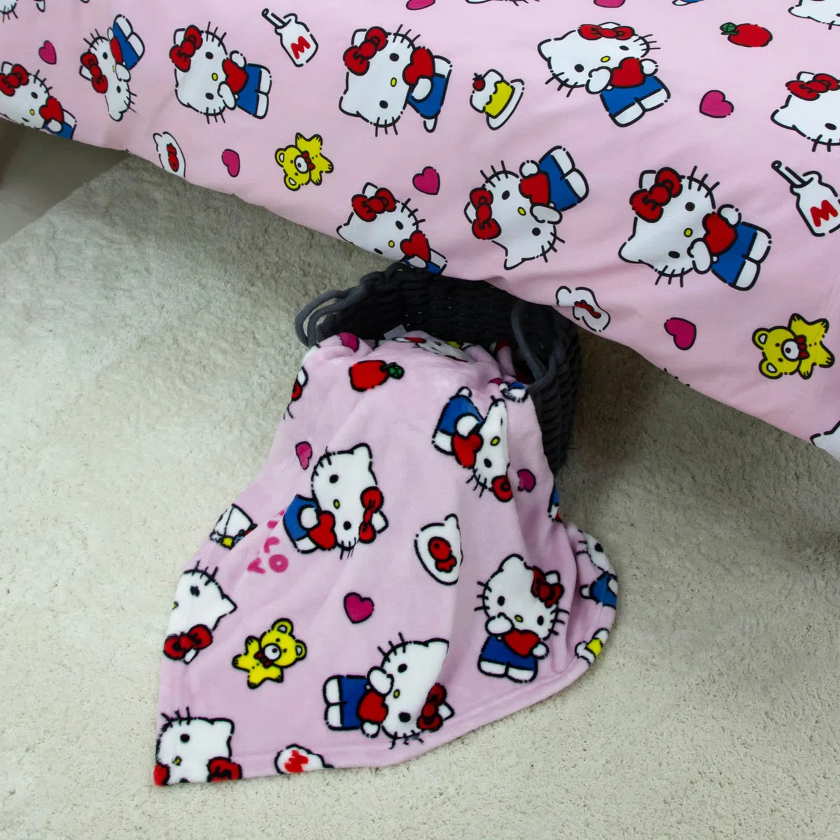 Coperta in pile con licenza Hello Kitty, super morbida, design rosa caldo con orsacchiotto e bottiglie di latte, perfetta per casa, camera da letto, pigiama party e campeggio, 100 x 150 cm