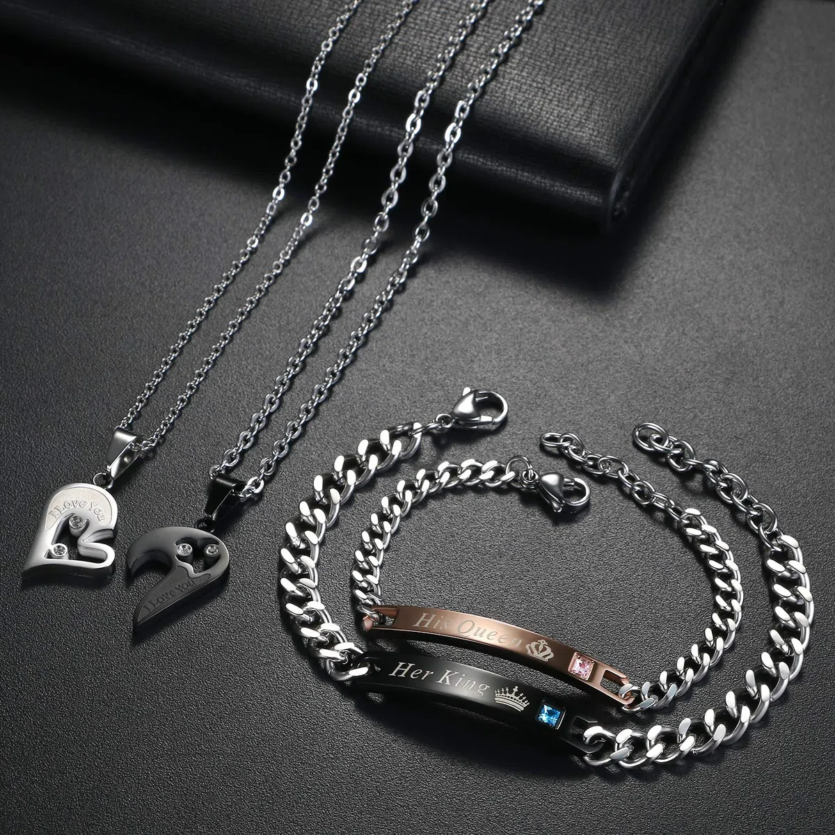OIDEA Set Collana e Bracciale Coppia Lovers,Collana con Pendente Puzzle Cuore 'I Love You' Mosaico Strass,Braccialetto “Her King” “His Queen” Regalo per Amante o Migliore Amico/Amica