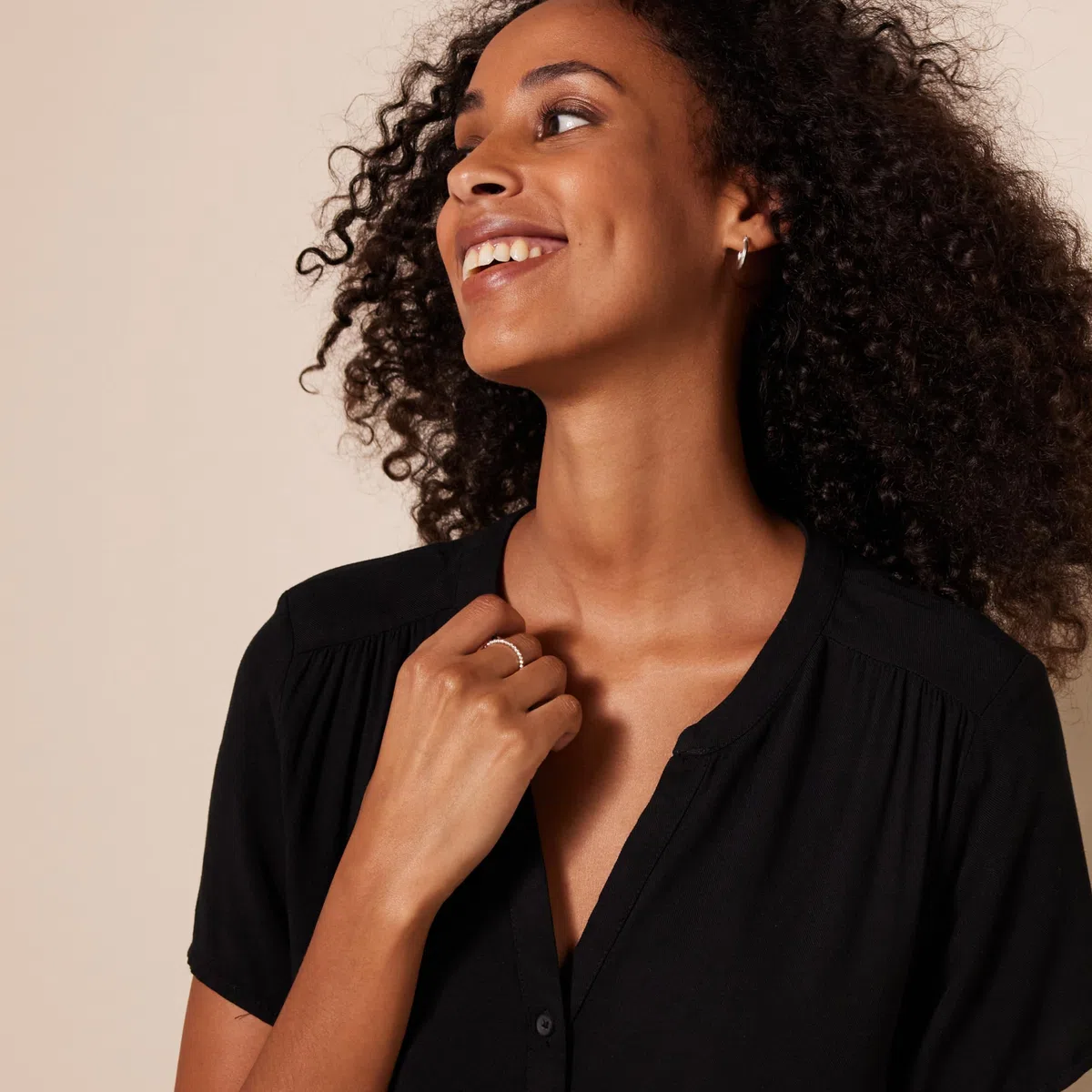 Amazon Essentials Donna Camicetta in Tessuto a Maniche Corte con vestibilità Comoda