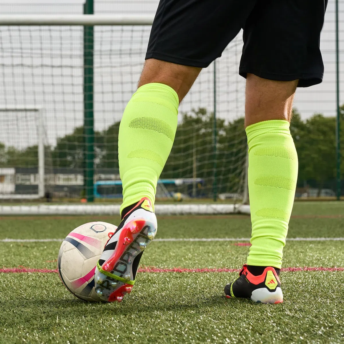 Performance Football Sock Sleeves – Premium Lion Breathe Technology – Rete traspirante per ridurre la pressione sui muscoli del polpaccio, Giallo fluo, S