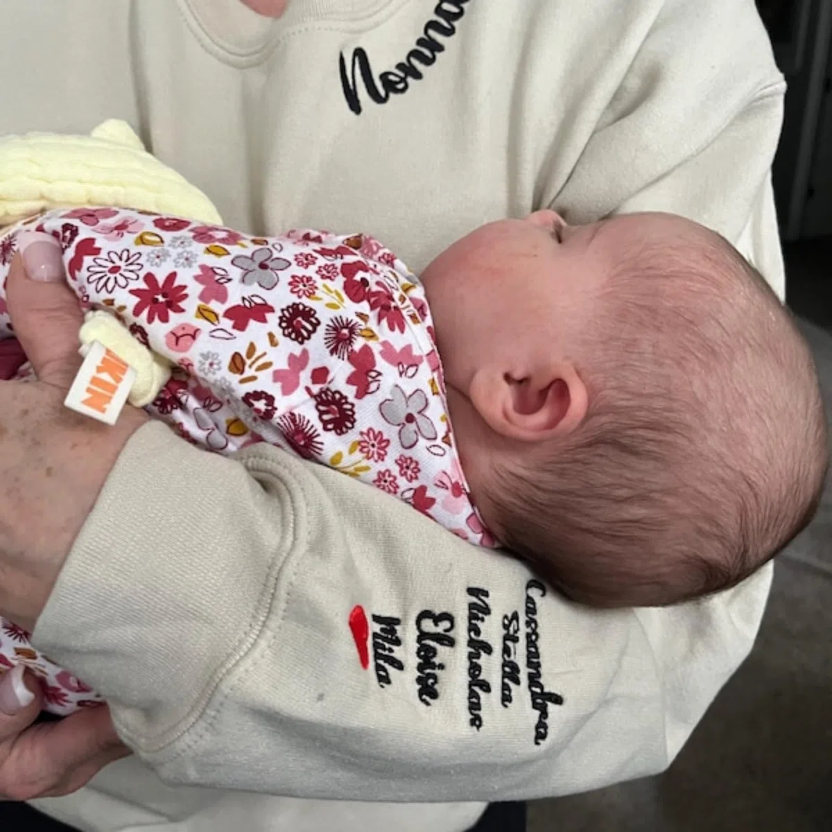 Felpa Personalizzata per Mamma con Nomi dei Bambini, Girocollo, Regalo per Mamma, Nonna