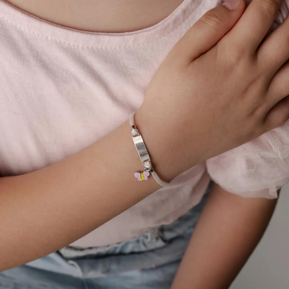 Sakrami Bracciale Argento 925 Bimba Cordoncino Bianco Farfalla Rosa Piastrina Incidibile Kids Collection + Confezione Regalo Personalizzata - Braccialetto per Nascita Comunione o Battesimo