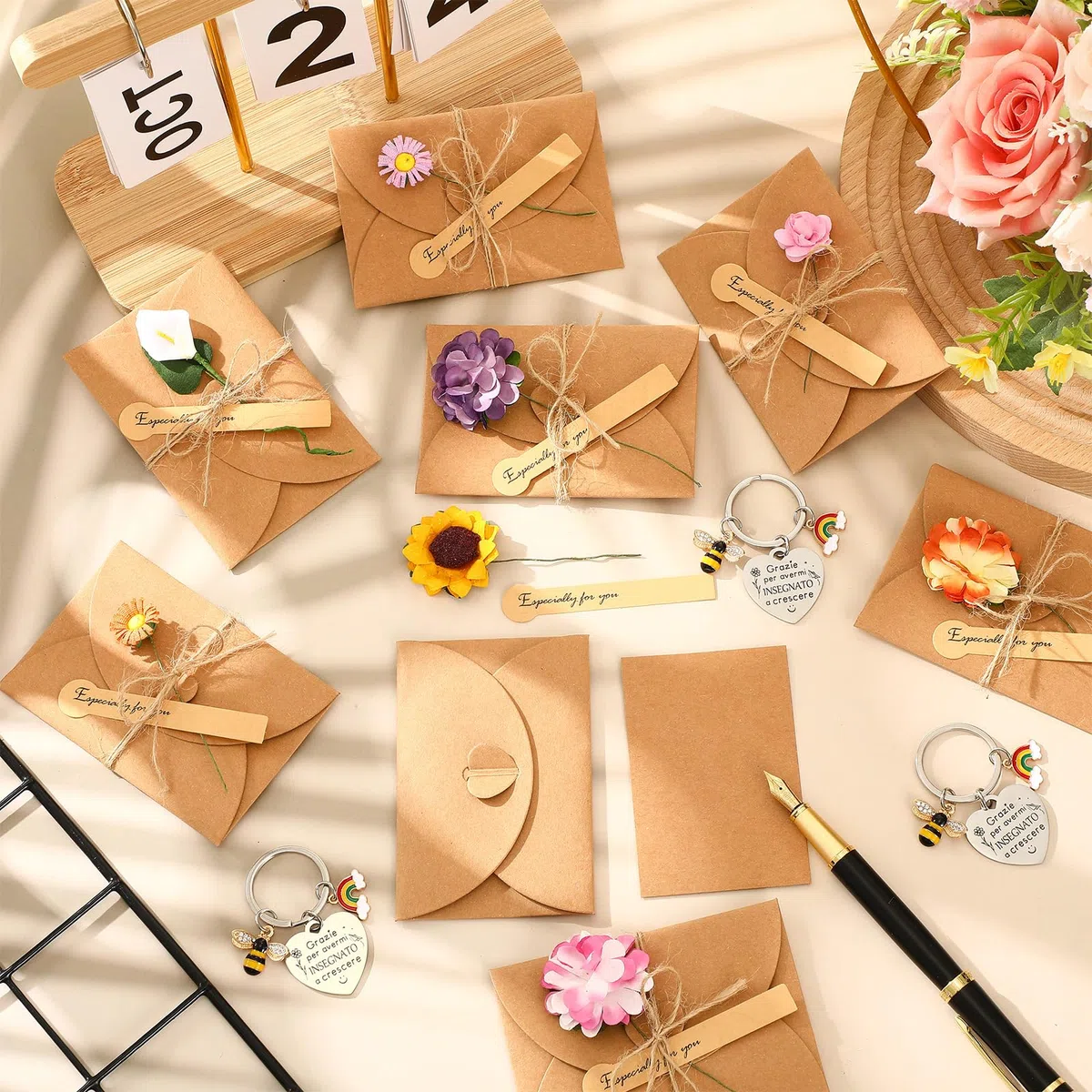 8 Sets Regali di Ringraziamento per Insegnanti 8 Portachiavi Api Arcobaleni in Metallo 8 Buste di Fiori Secchi con Biglietti di Auguri per Maestra Laurea Scuola Addio Giorno degli Insegnanti