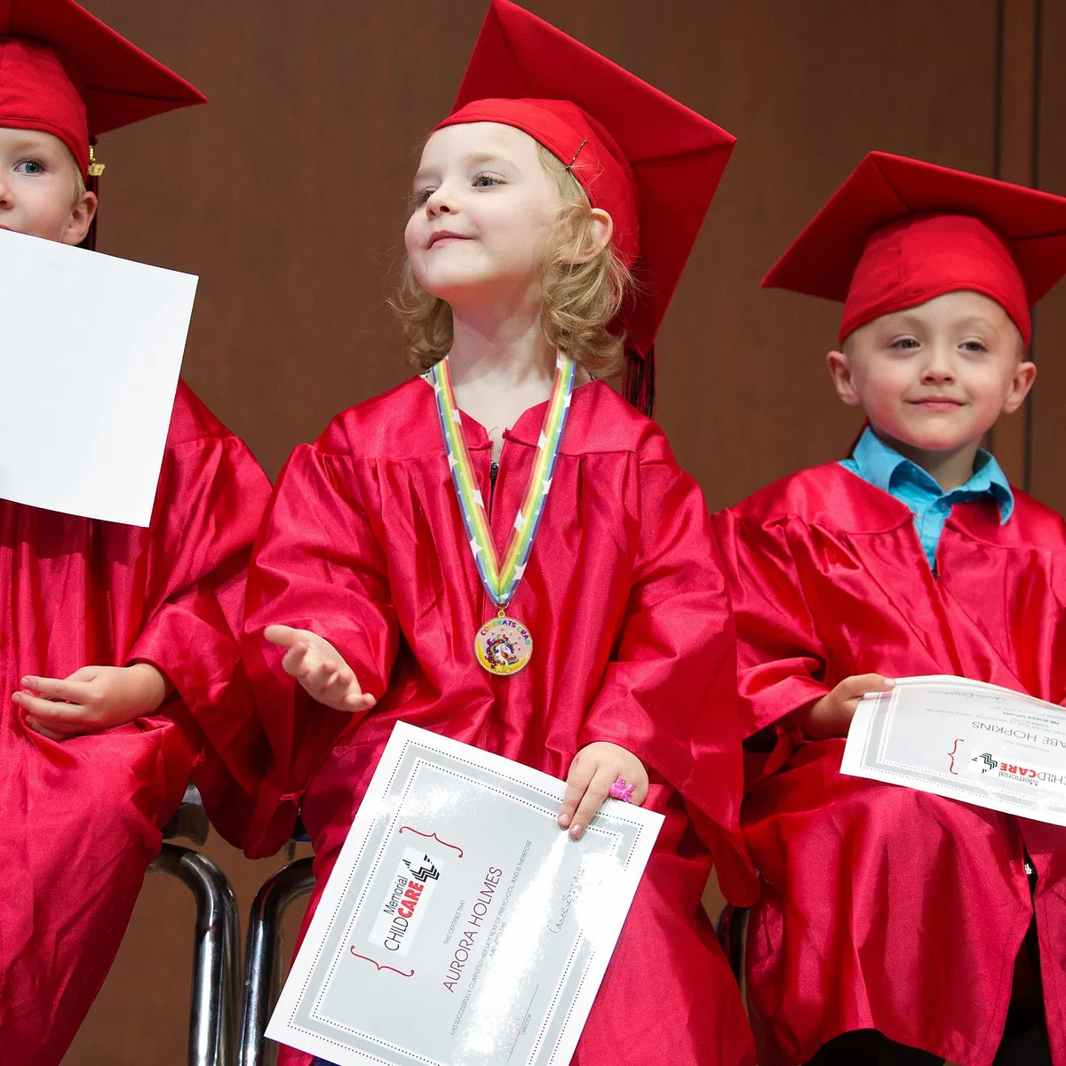 GraduatePro Medaglia di laurea per la scuola materna con nastro arcobaleno per il collo, medaglione premio per bambini studenti unicorno decorazione per feste regalo di laurea 5 cm