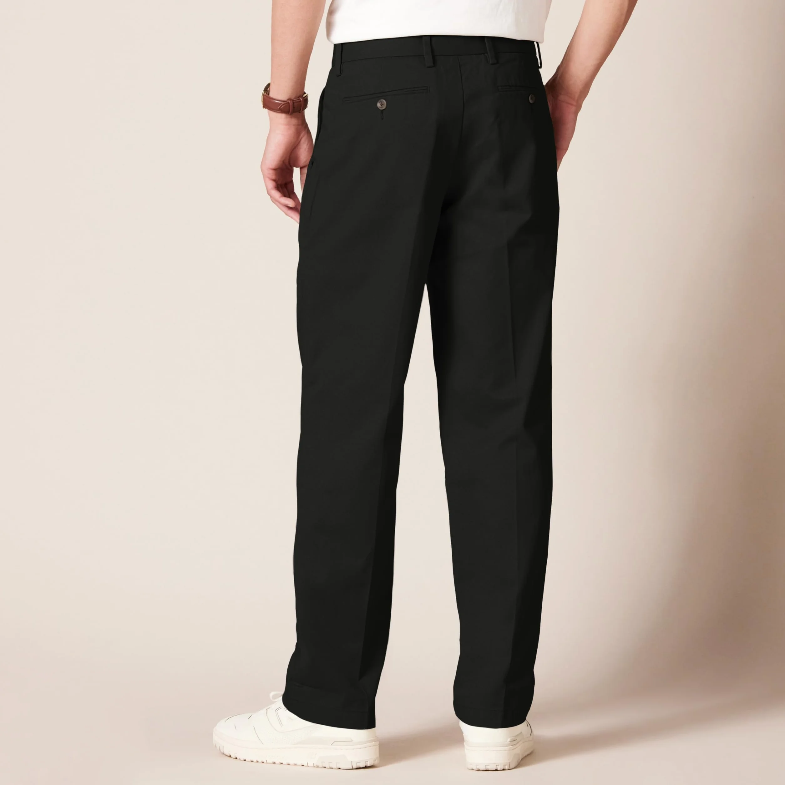 Amazon Essentials Pantaloni Chino Plissettati Anti-Piega, Vestibilità Classica (Disponibili in Taglie Forti) Uomo