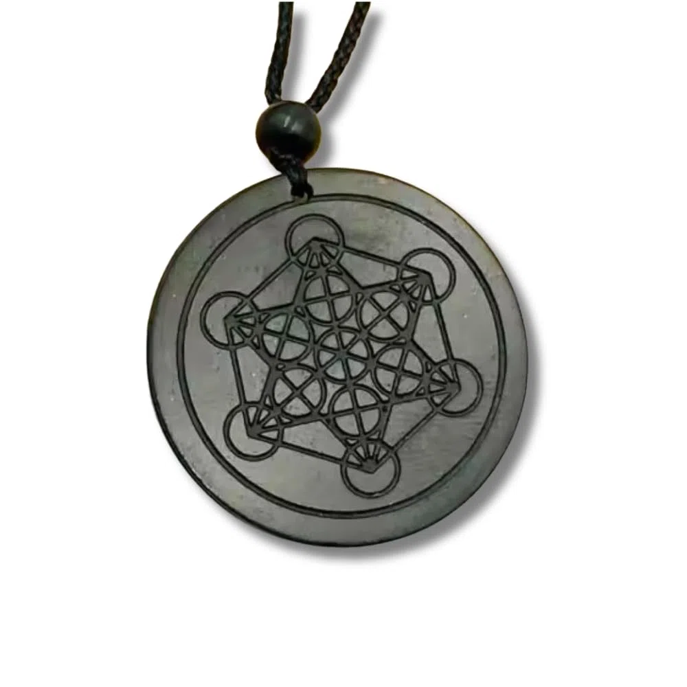 Ciondolo shungite in Carelia – 3,5 cm pietra naturale amuleto con simboli spirituali – nastro di cotone regolabile (fino a 80 cm) & scatola portagioie