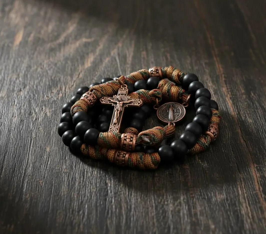 Nazareth Store Bronzo antico San Benedetto Rosario Paracord Nero opaco Perline robuste Rosario Collana con filo forte con croce INRI