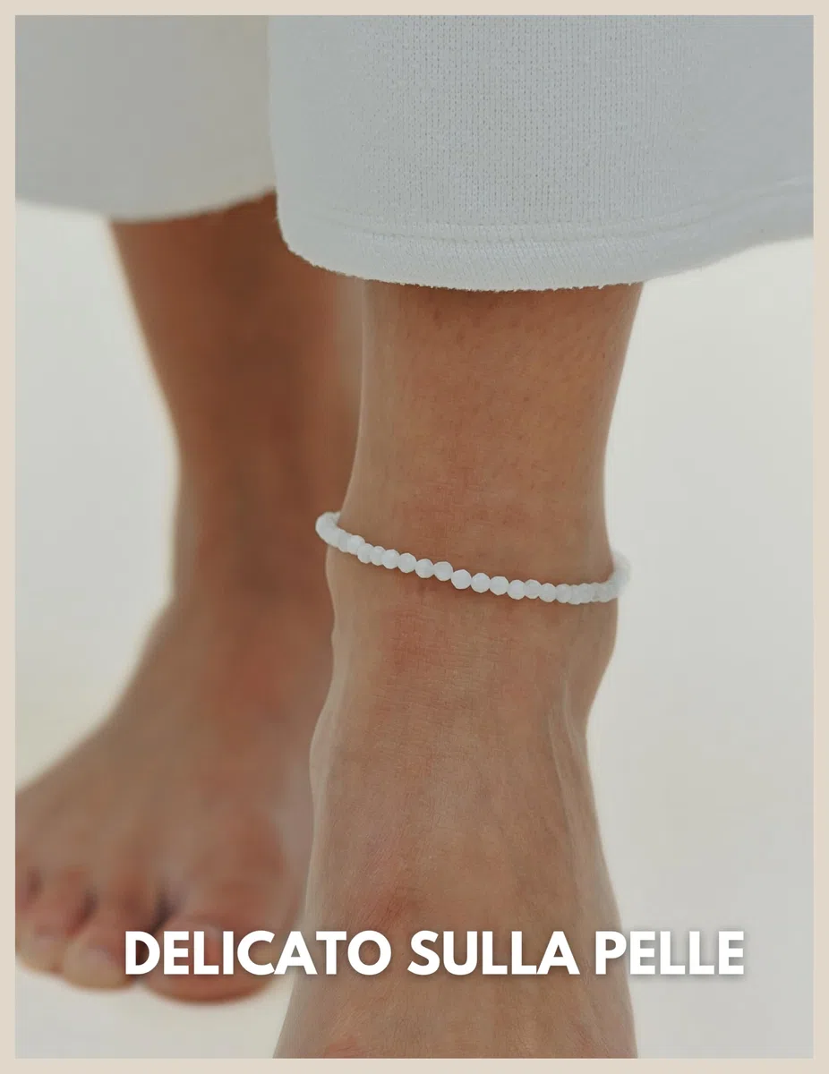 GD GOOD.designs EST. 2015 Cavigliere da donna con perle di giada 4 mm - Impermeabile - Cavigliera in pietra naturale colorata con chiusura regolabile in oro 18 carati