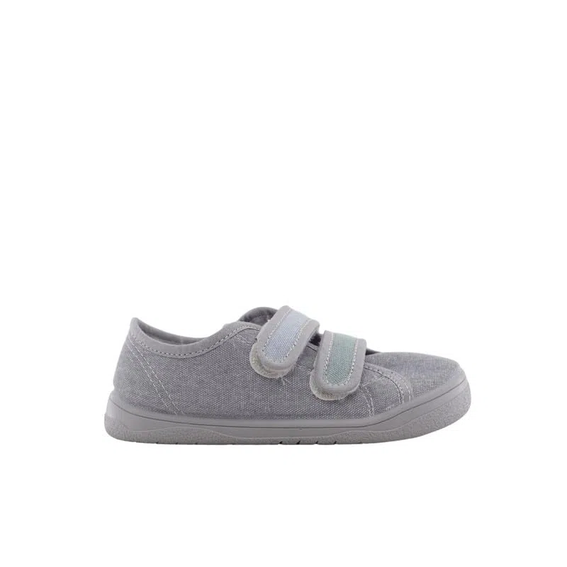 Scarpe sportive in tela adatte per ragazze e bambini - molto comode di facile apertura con velcros - Made in Spagna.