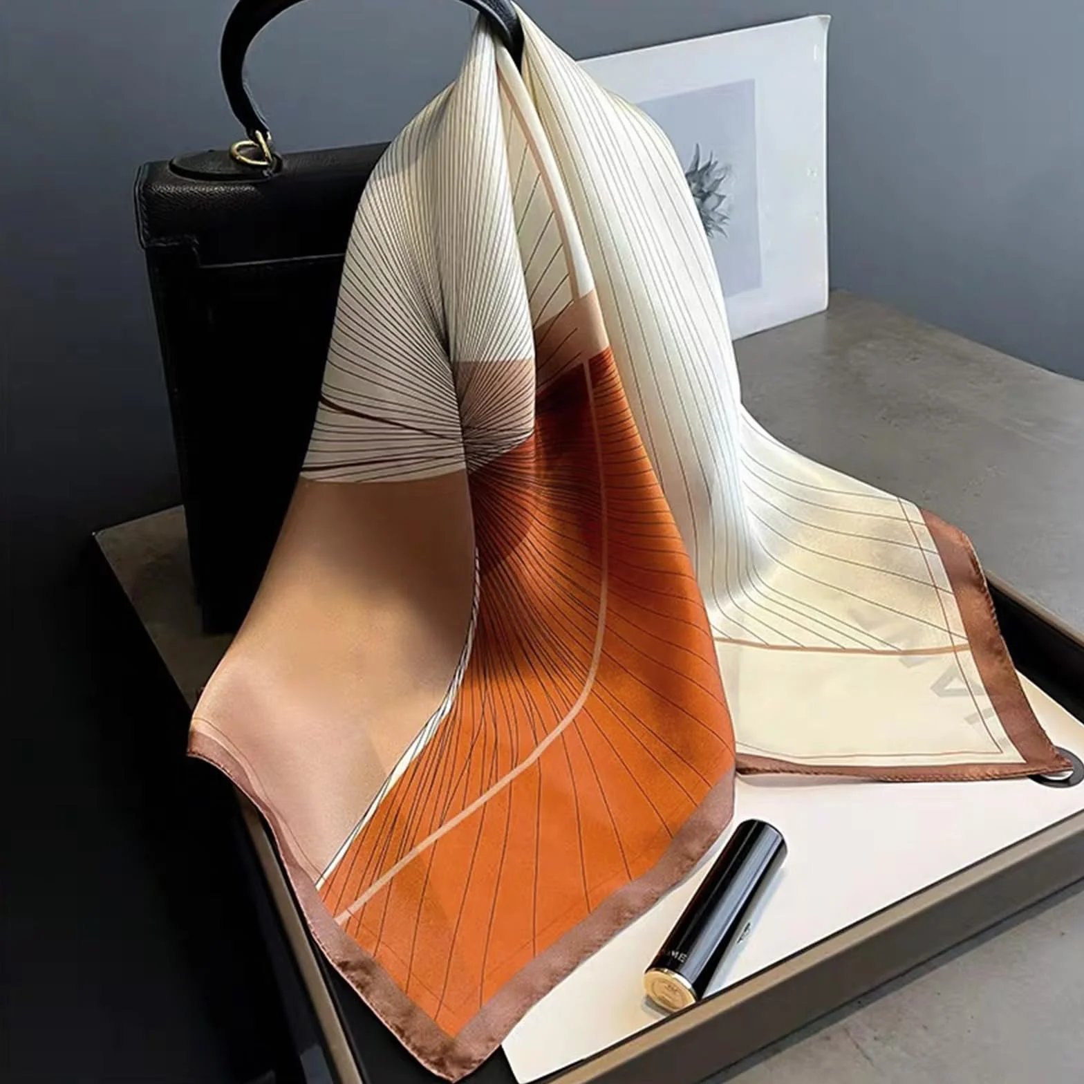 PoeticEHome Foulard in 100% Seta di Gelso Pura - Sciarpa Quadrata Donna Collo e Testa con Confezione Regalo - 68x68 cm
