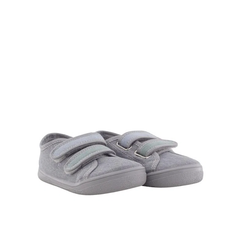 Scarpe sportive in tela adatte per ragazze e bambini - molto comode di facile apertura con velcros - Made in Spagna.
