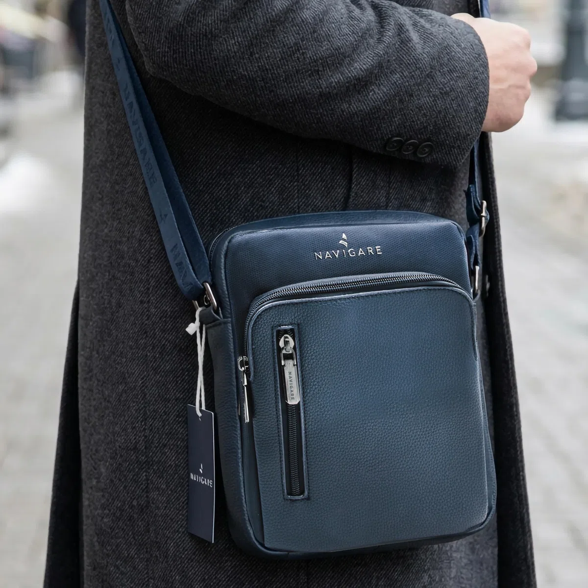 Navigare BORSELLO UOMO TRACOLLA – Borsello Uomo in Ecopelle con Tracolla Regolabile, 2 Tasche con Zip e Scomparti Interni, Stile Elegante e Casual per Lavoro, Viaggio e Tempo Libero