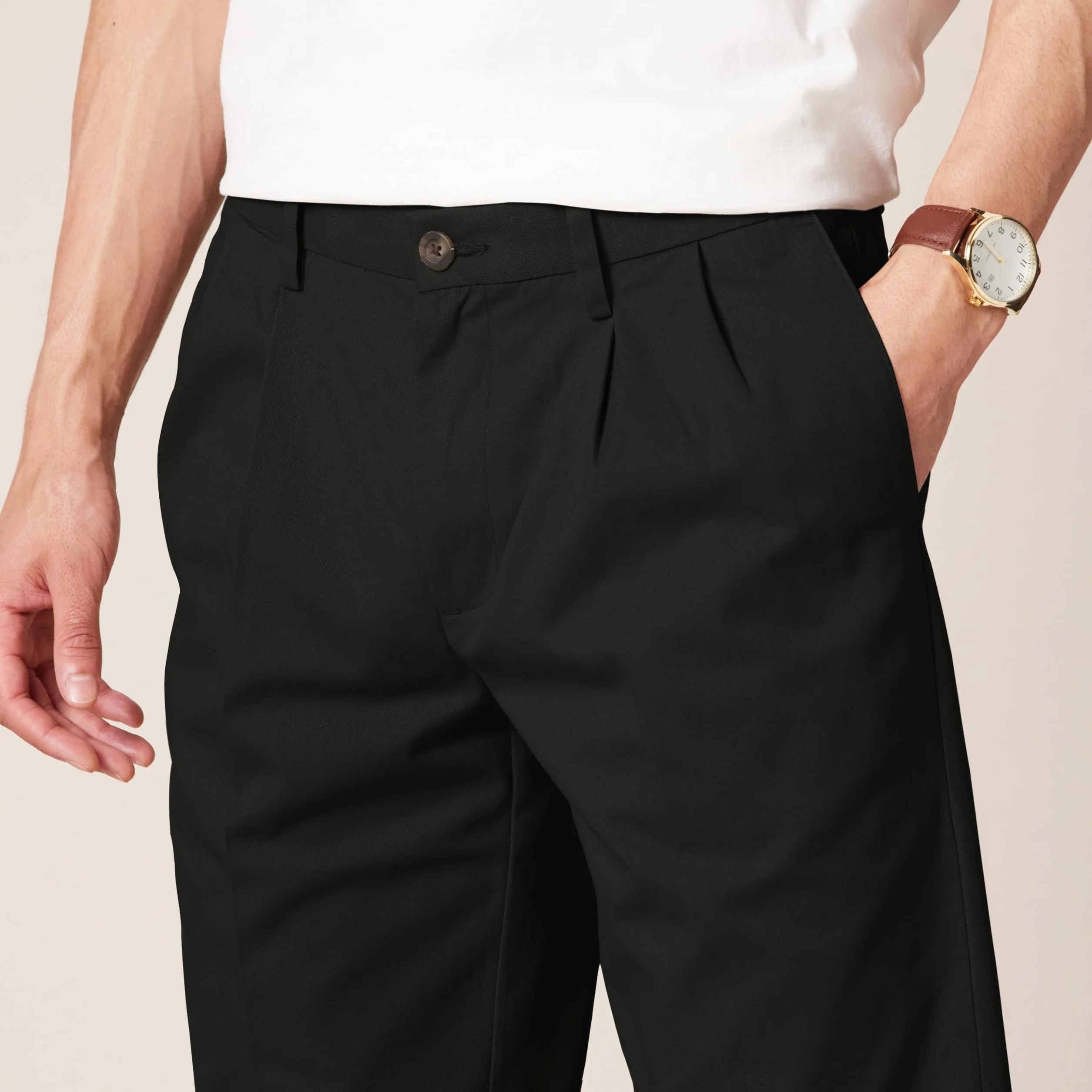 Amazon Essentials Pantaloni Chino Plissettati Anti-Piega, Vestibilità Classica (Disponibili in Taglie Forti) Uomo