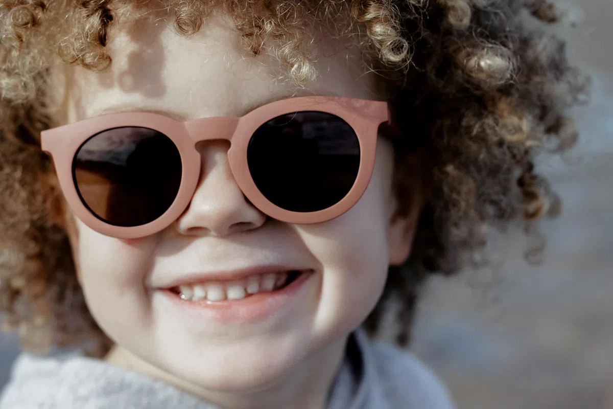 BÉABA, Occhiali Da Sole Per Bambini 4-6 Anni, Protezione 100% UV - CAT 3, Protezione Laterale, Comfort Ottimale, Aste Regolabili A 360°, Adattabili Alla Vista, Collezione Retro