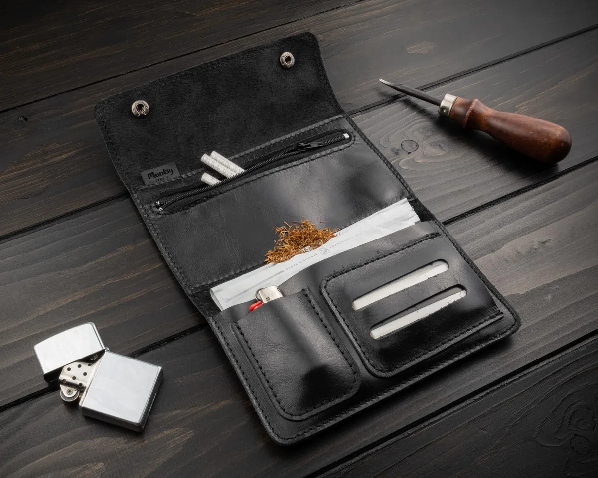 Portatabacco in Vera Pelle Artigianale – Astuccio Porta Tabacco con Zip e Tasche per Cartine, Filtri e Accendino - Made in Italy (Nero)