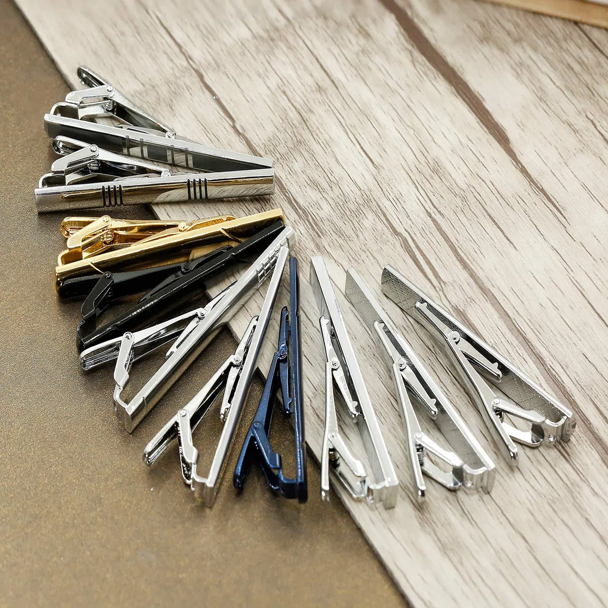 YADOCA 4-10 Pezzi Set di Fermacravatta per Uomo Metallo di Rame Classico Clip per Cravatta Nozze attività Commerciale con Pacco Regalo