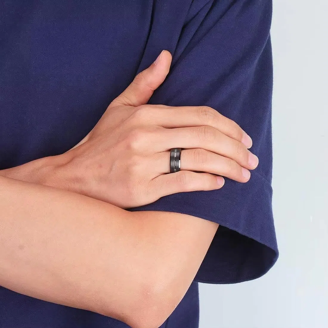ZENSE - Anello da uomo in acciaio nero opaco con scanalatura ZR0170