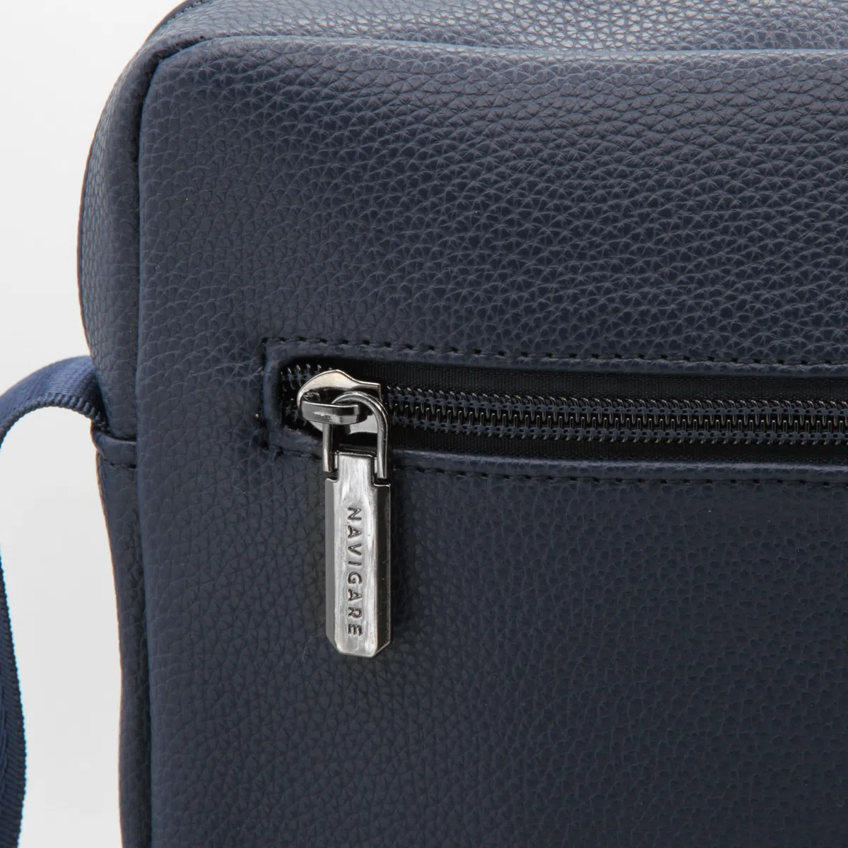 Navigare BORSELLO UOMO TRACOLLA – Borsello Uomo in Ecopelle con Tracolla Regolabile, 2 Tasche con Zip e Scomparti Interni, Stile Elegante e Casual per Lavoro, Viaggio e Tempo Libero
