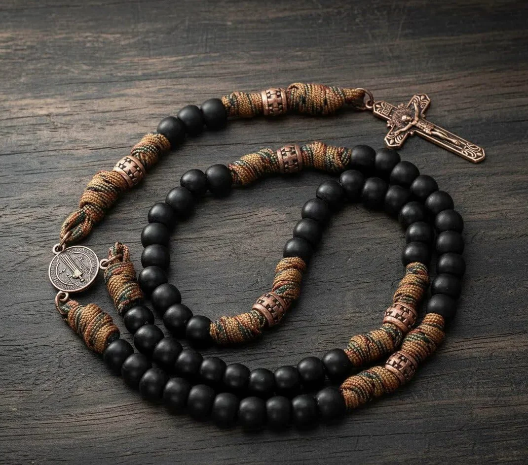 Nazareth Store Bronzo antico San Benedetto Rosario Paracord Nero opaco Perline robuste Rosario Collana con filo forte con croce INRI
