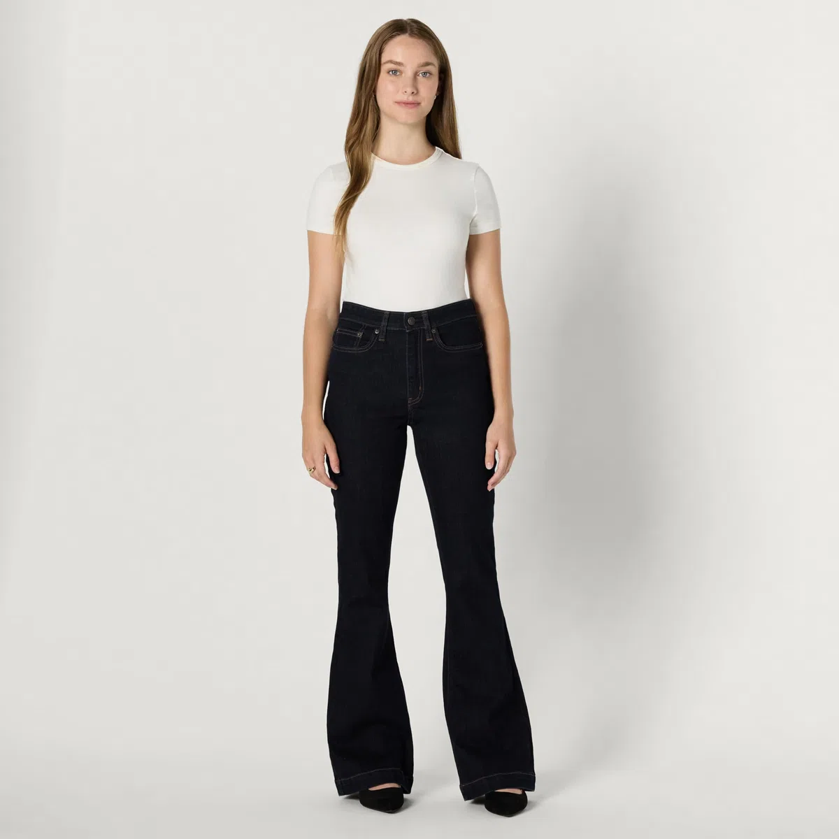 Amazon Essentials Jeans a Vita Alta che Valorizzano le Forme, a Zampa di Elefante, Super Elasticizzati Donna