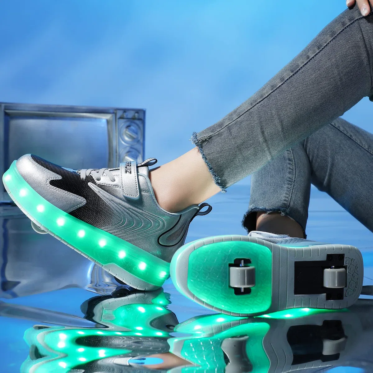 Ragazzi e Ragazze LED Glow Multicolor USB Ricarica Scarpe da Skateboarding Tecnologia Ruote Retractable Outdoor Esercizio Scarpe Sportive Regalo dei Bambini