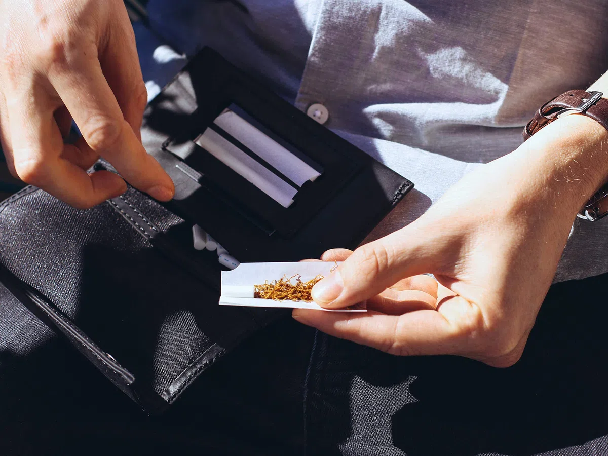 skaard Portatabacco in pelle | Astuccio per tabacco da rollare, cartine e filtri | Nero