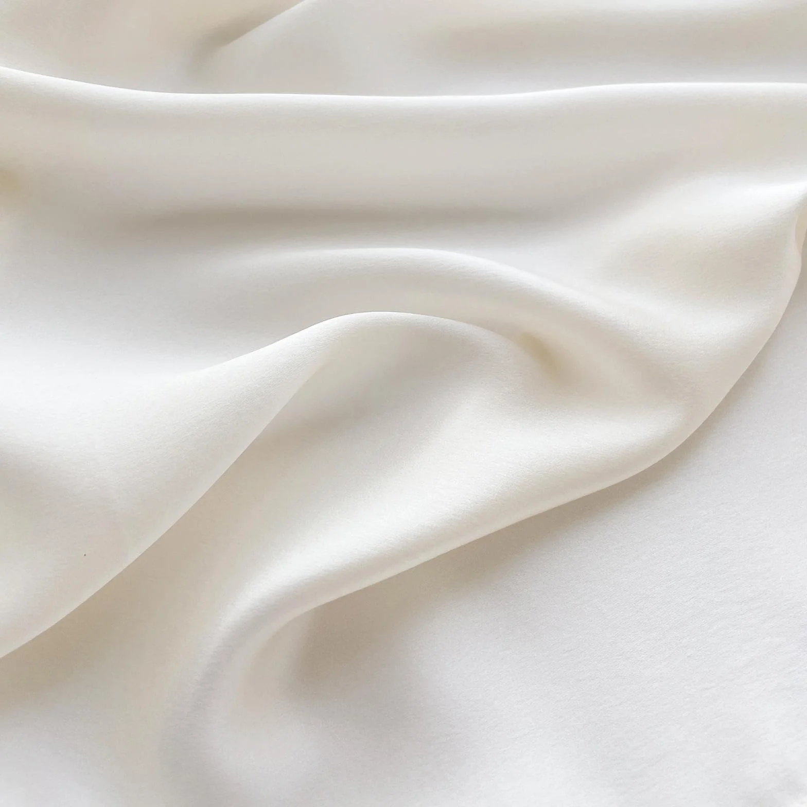 PoeticEHome Foulard in 100% Seta di Gelso Pura - Sciarpa Quadrata Donna a Tinta Unita per Collo e Testa con Confezione Regalo - 68x68 cm