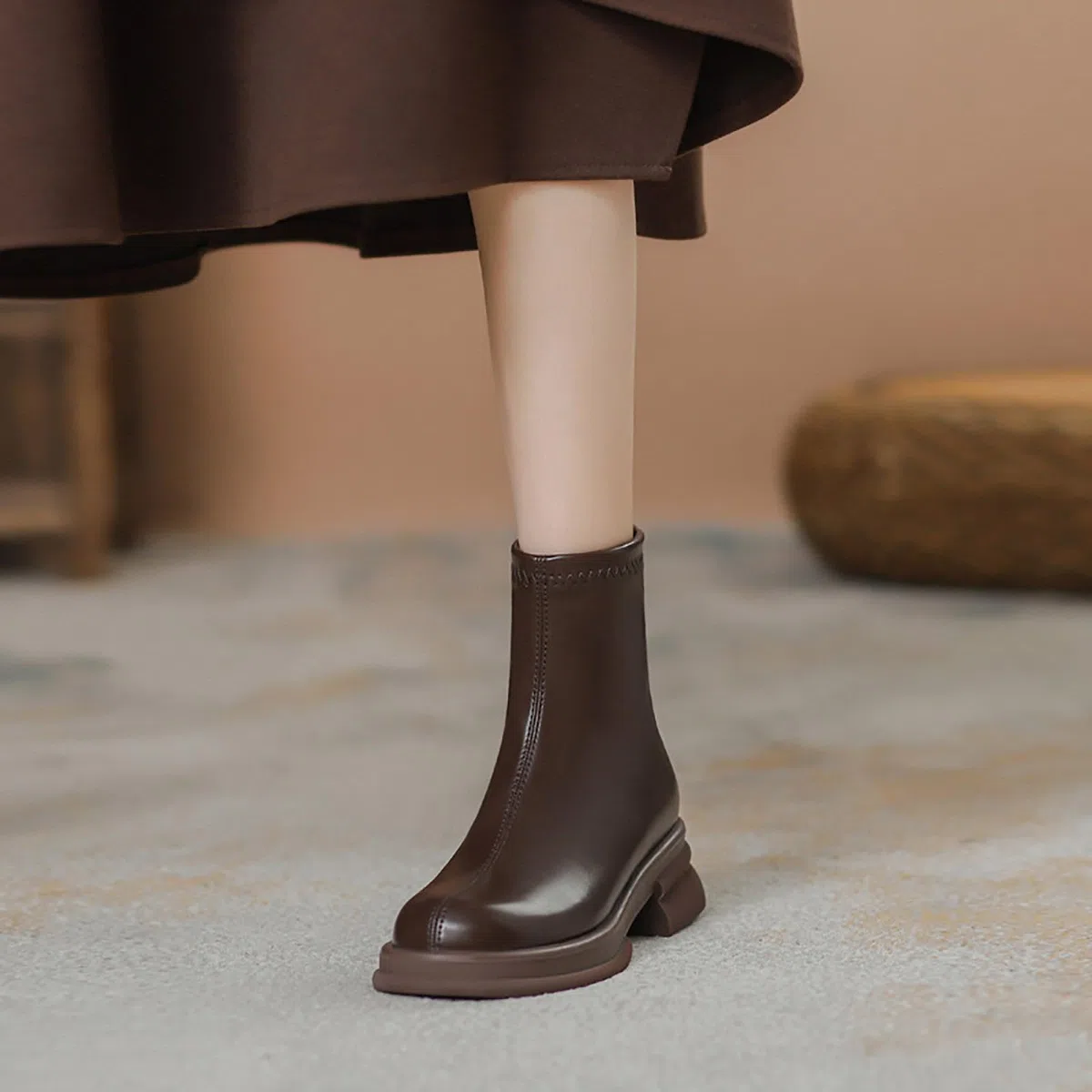 Stivaletti da donna con plateau corti in pelle laccata, alla moda, tinta unita, con fondo spesso, punta tonda, classici britannici alla caviglia
