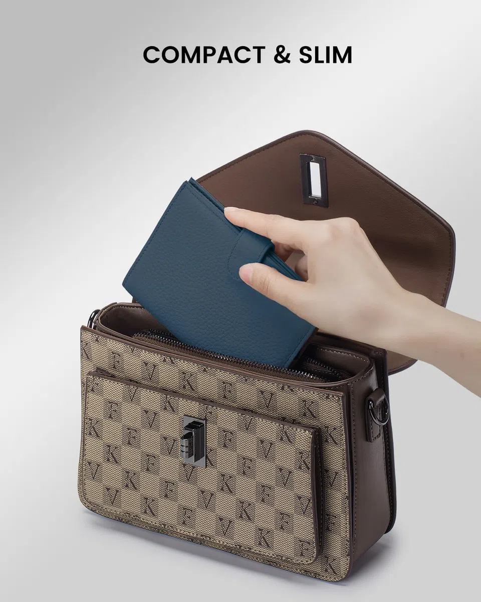 Karmiir Portapassaporto RFID Portafoglio da Viaggio per Donna, Custodia Passaporto in Pelle Portafoglio con Porta Carte Slot SIM, Tasca Monete con Cerniera e Slot Contanti Portafoglio da Viaggio