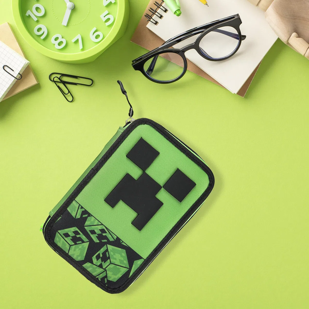 MINECRAFT - Astuccio Scuola Ufficiale Minecraft, Astuccio 3 Scomparti Bambini e Ragazzi con Set Cancelleria Incluso, 5 Etichette Adesive Portanome e Pratica Chiusura a Zip, 13x20Hx7 cm