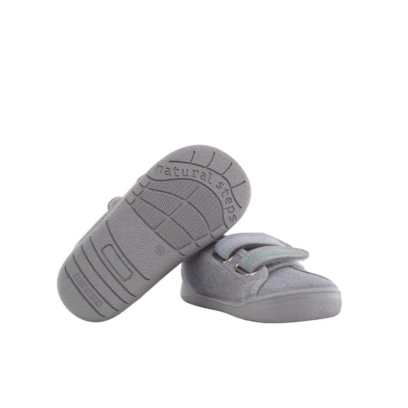 Scarpe sportive in tela adatte per ragazze e bambini - molto comode di facile apertura con velcros - Made in Spagna.