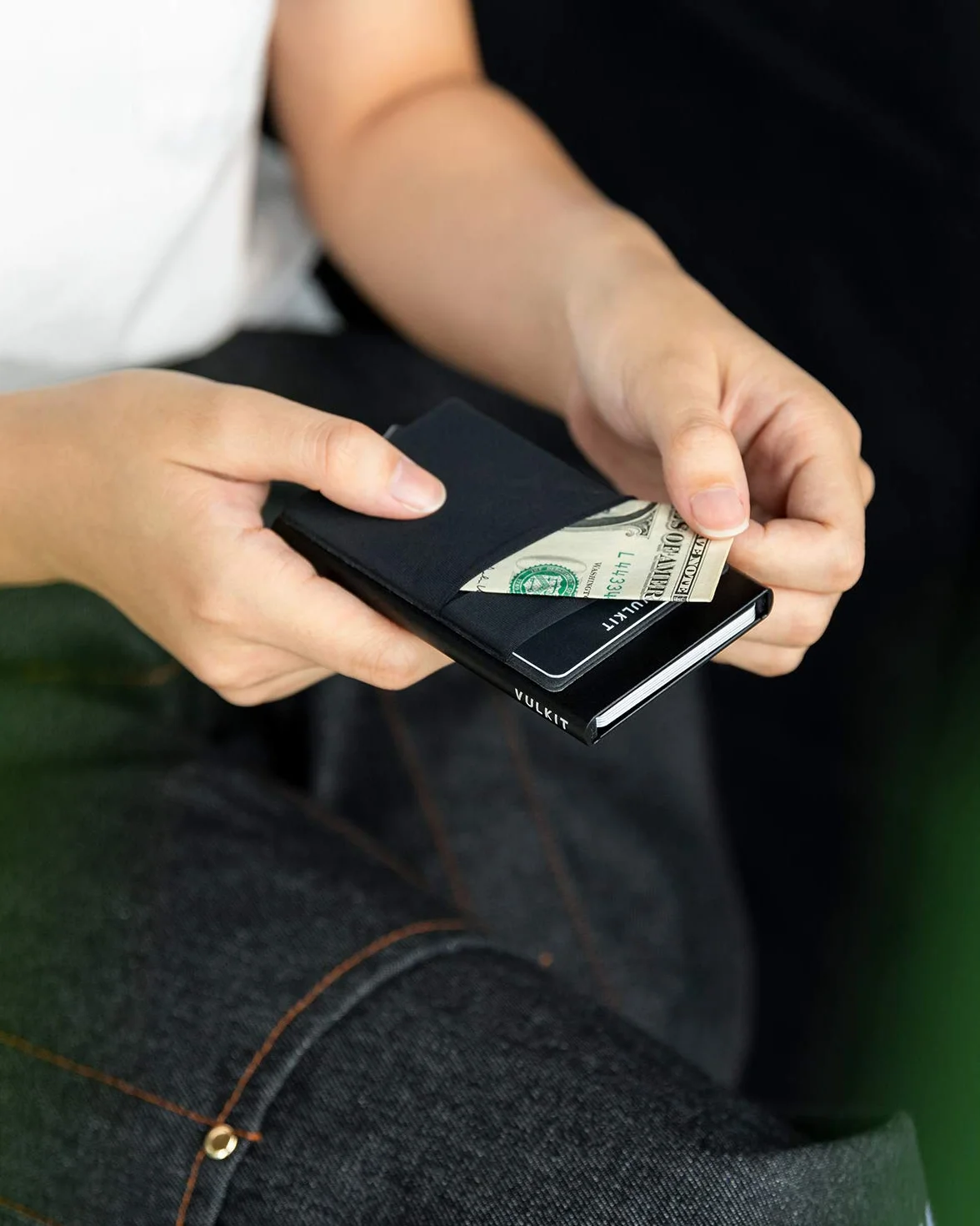 VULKIT Porta Carte di Credito Uomo o Donna Schermato RFID Pop-Up Portafoglio Uomo Slim Porta Tessere Metallo Rigido con Tasca Elastica