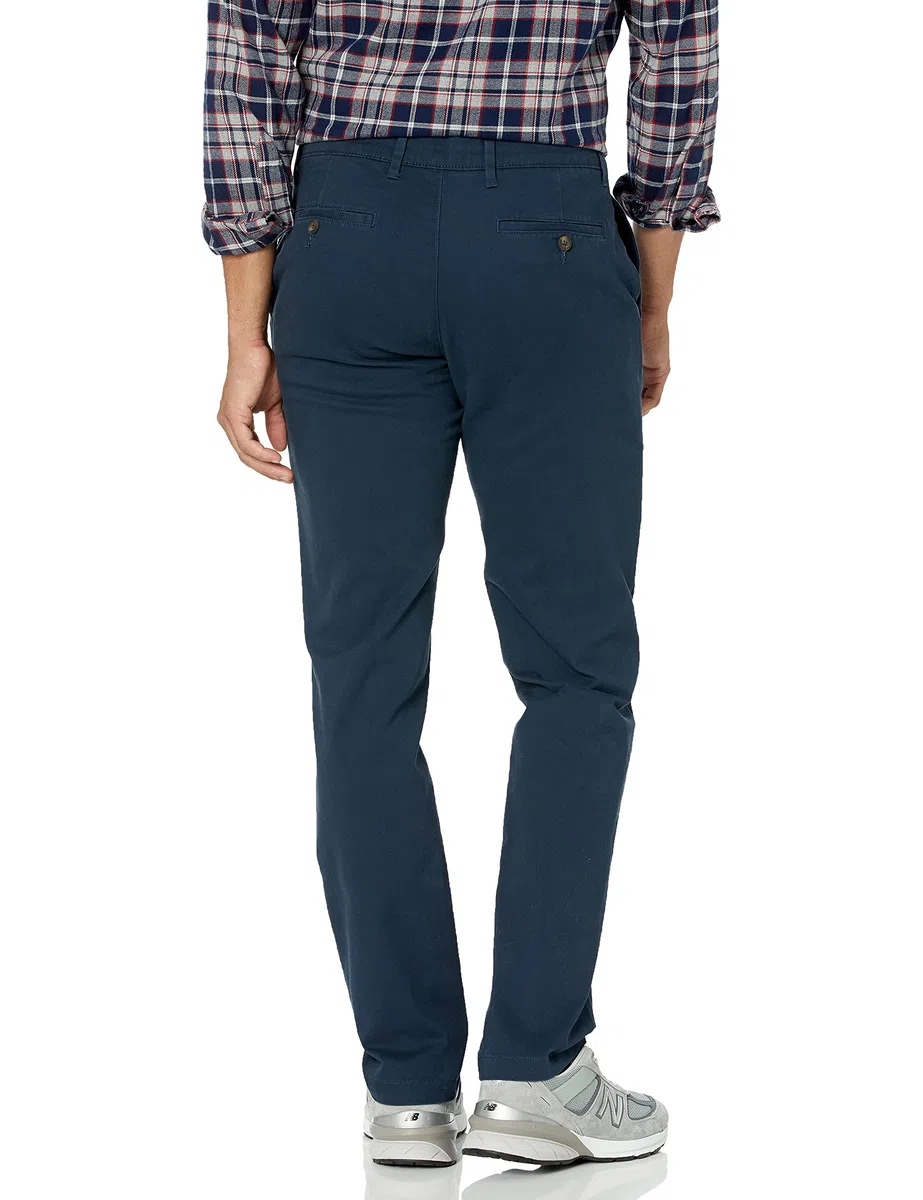 Amazon Essentials Pantaloni Casual Chino Elasticizzati dal Taglio Classico Uomo