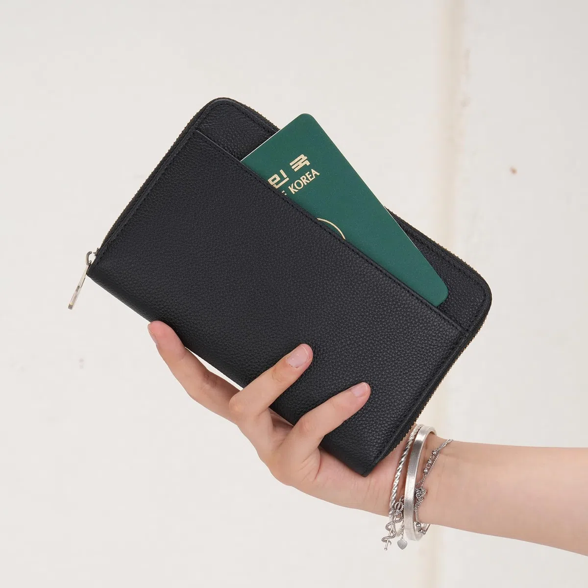 WASON Portafoglio Passaporto da Viaggio in Pelle con Cerniera Protezione RFID, Custodia Passaporto con Scomparti per Carte, Contanti, Carta d'Identità, Carta d'Imbarco e Biglietti (Nero)