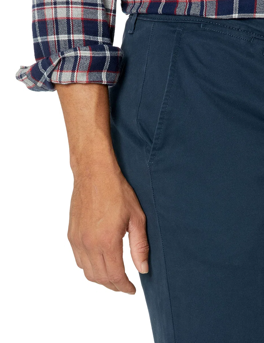Amazon Essentials Pantaloni Casual Chino Elasticizzati dal Taglio Classico Uomo