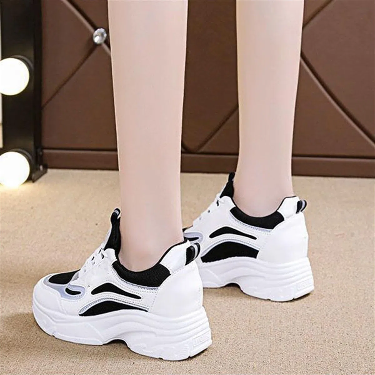 Scarpe da ginnastica da donna bianche con tacco, traspiranti, in pelle, con zeppa, scarpe sportive rialzate, per il tempo libero, scarpe da passeggio, suola morbida, scarpe da donna