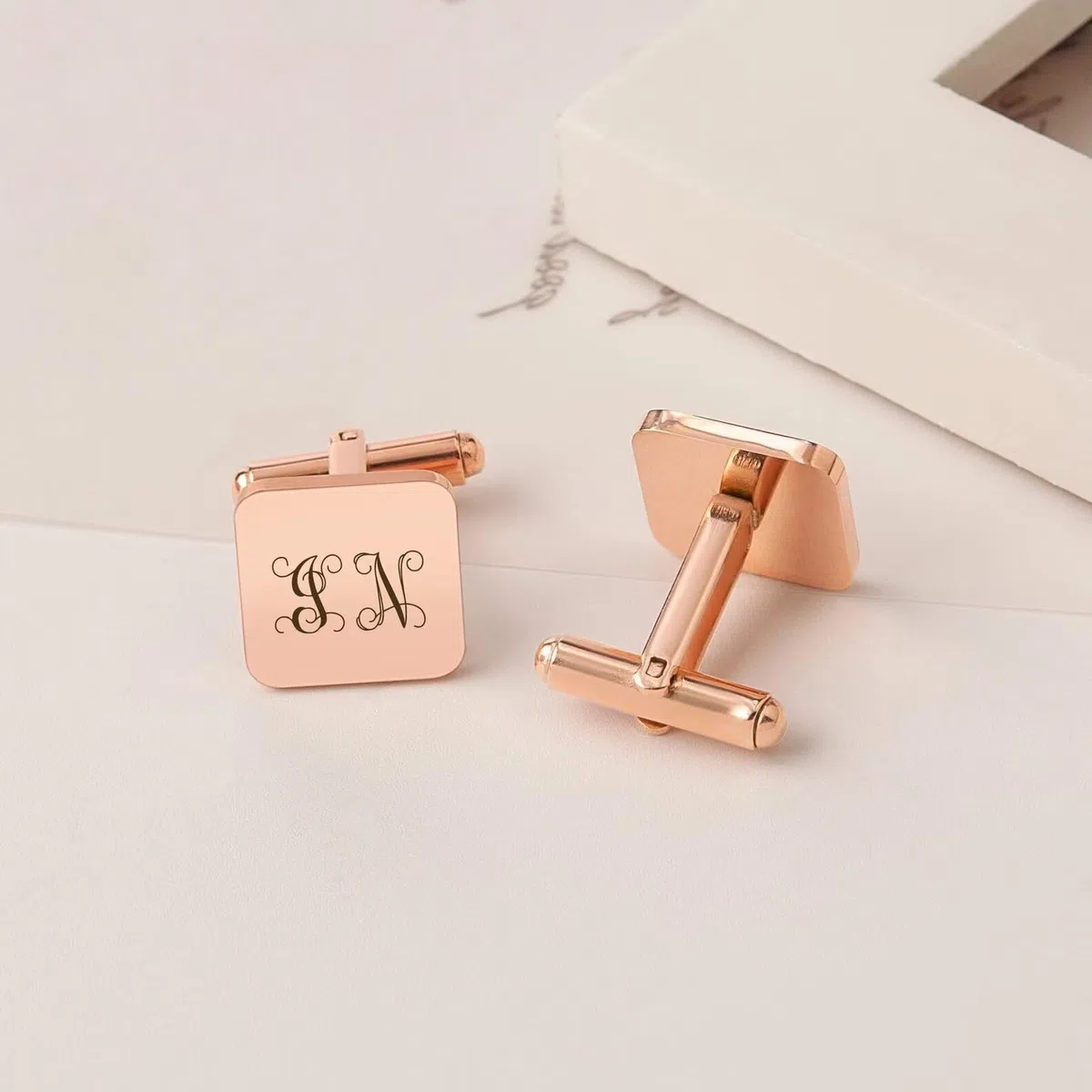 Gemelli in oro - Gemelli con lettera monogramma inciso - Design iniziale dei gemelli personalizzati - Gemelli con nome - Regalo Groomsman