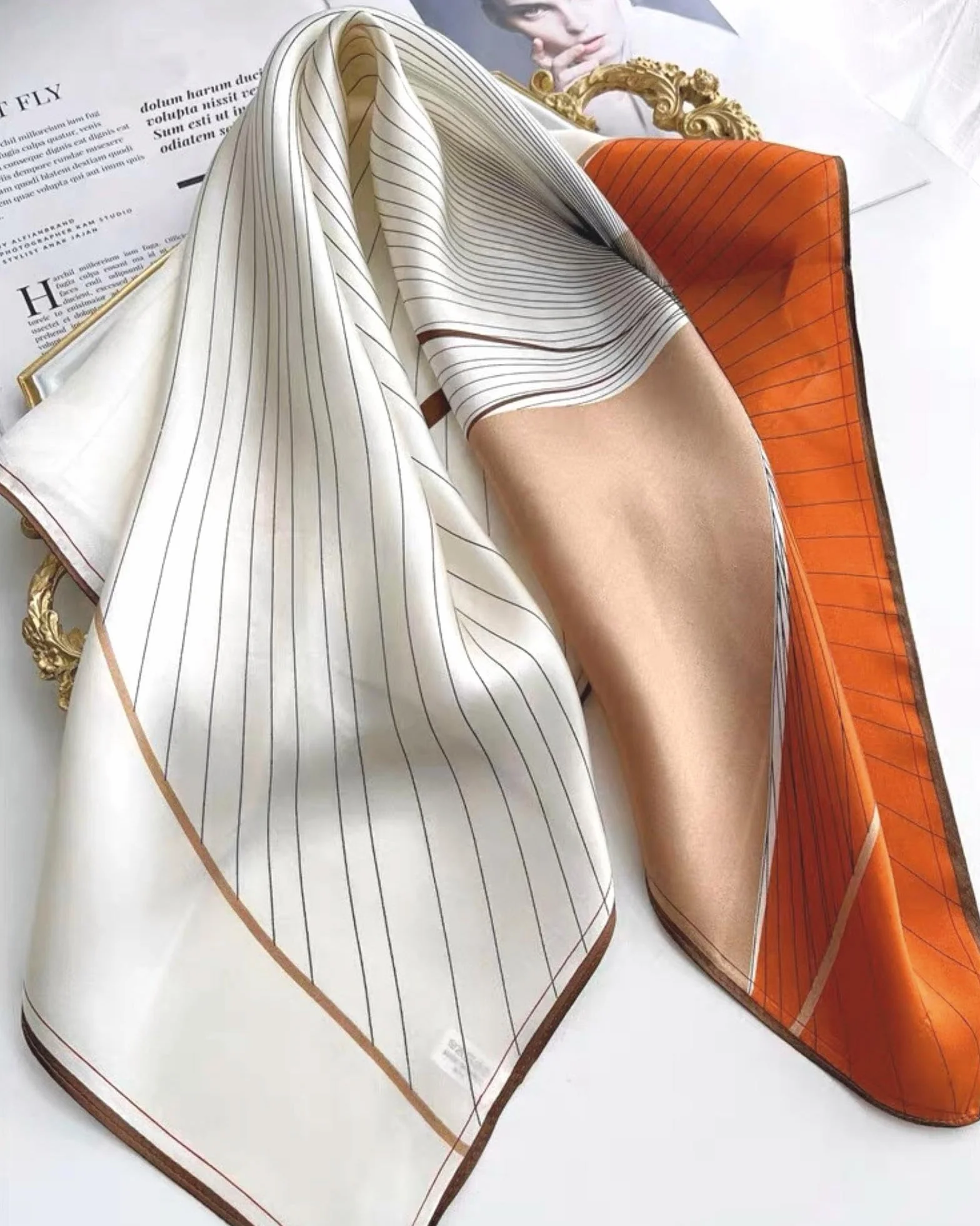 PoeticEHome Foulard in 100% Seta di Gelso Pura - Sciarpa Quadrata Donna Collo e Testa con Confezione Regalo - 68x68 cm