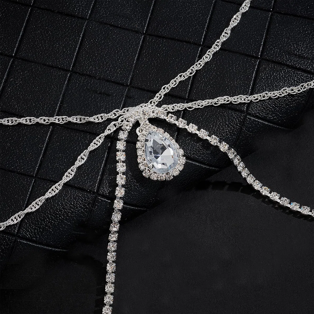 NICENEEDED Catena per Il Corpo con Spalla Strass, Catena Posteriore Multistrato con Pendente A Goccia d'Acqua, Catena da Braccio in Cristallo con Catena per Sfondo Nuziale