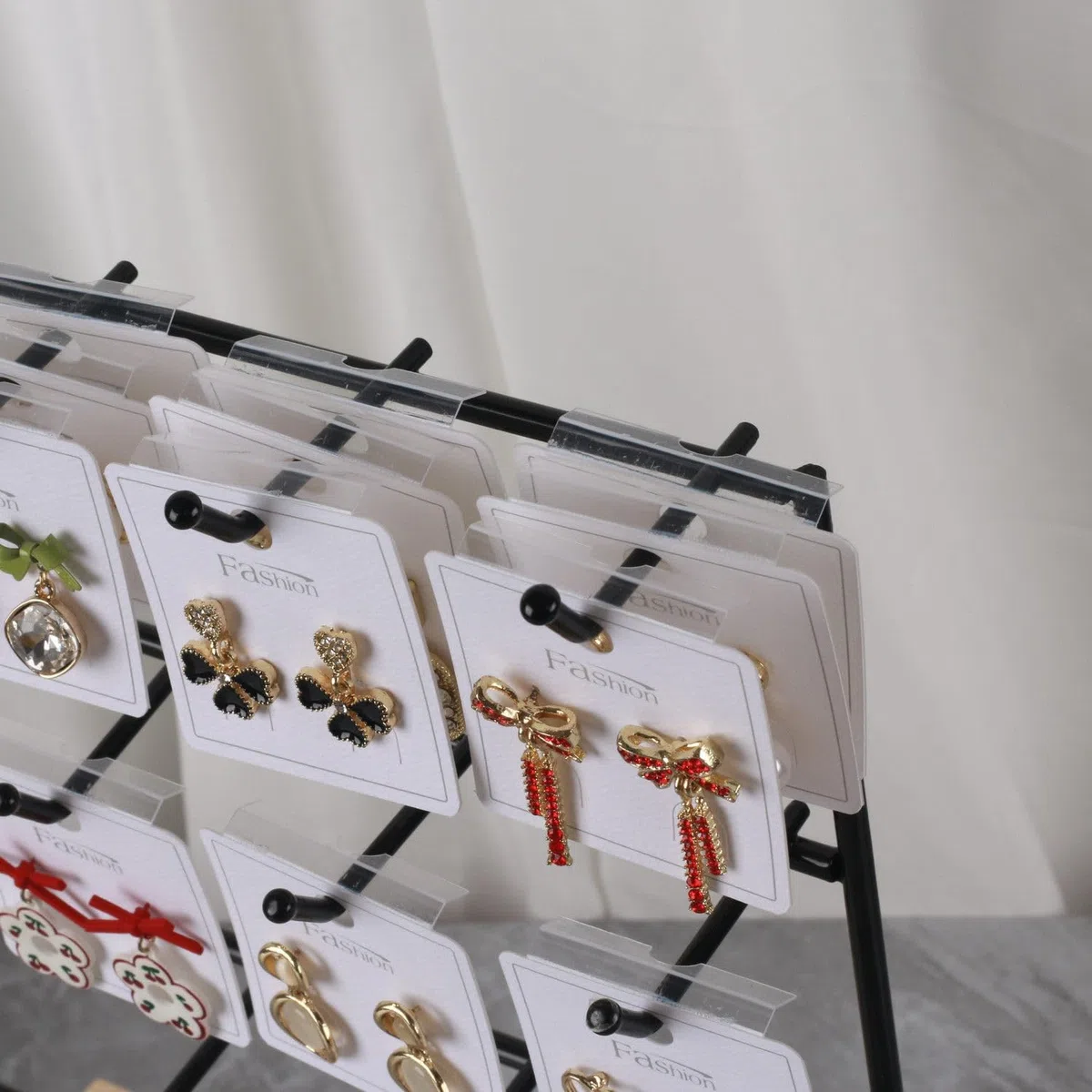 Porta Orecchini da Appendere, Espositore Orecchini con Ganci, Portaorecchini con Base in Legno (3 Livelli, 15 Ganci, Nero)