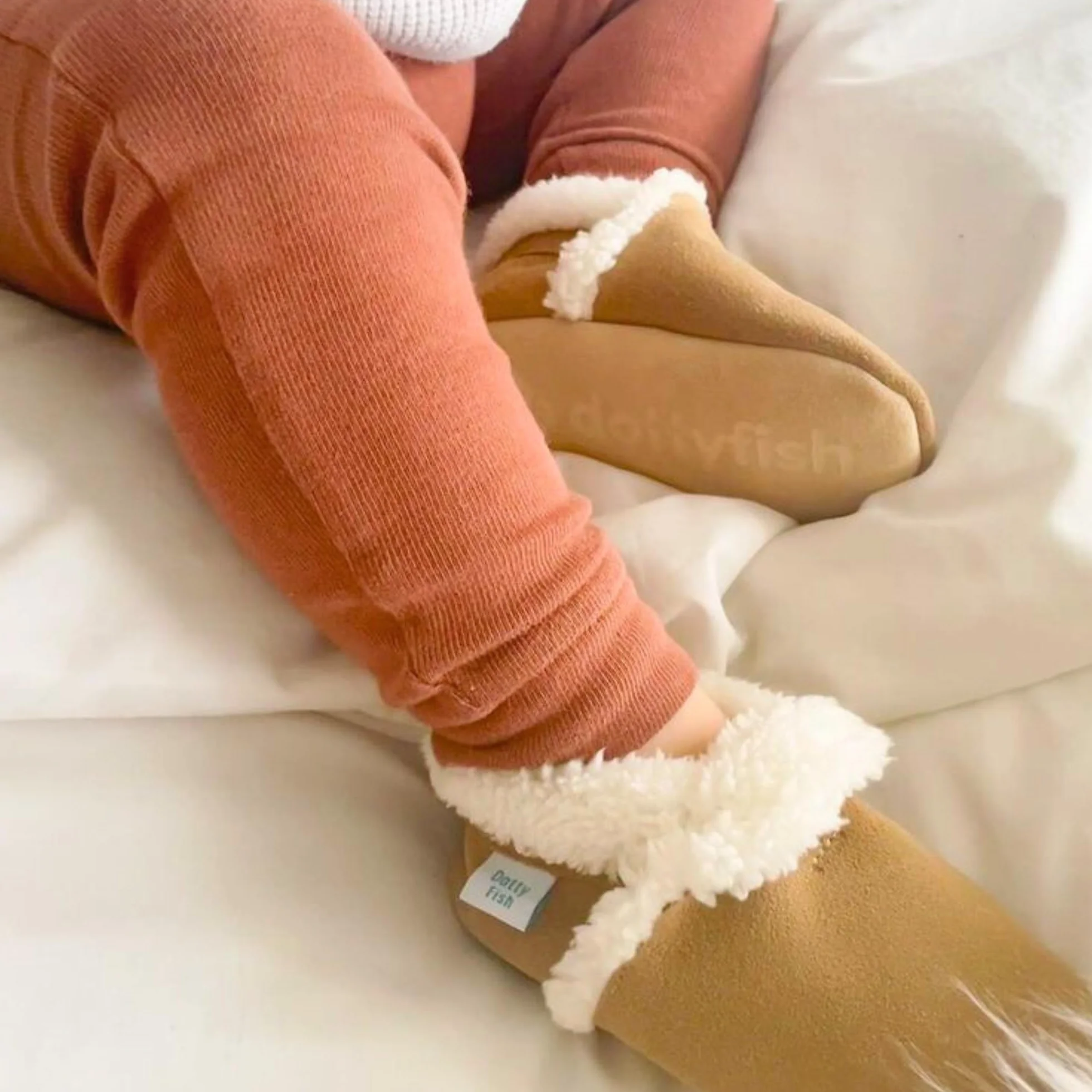 Dotty Fish Pantofole a Piedi Nudi in Pelle Scamosciata per Neonati e Bambini – Foderate in Pile, Antiscivolo, Leggere e Flessibili - Consigliate dai Podologi - 0–5 Anni