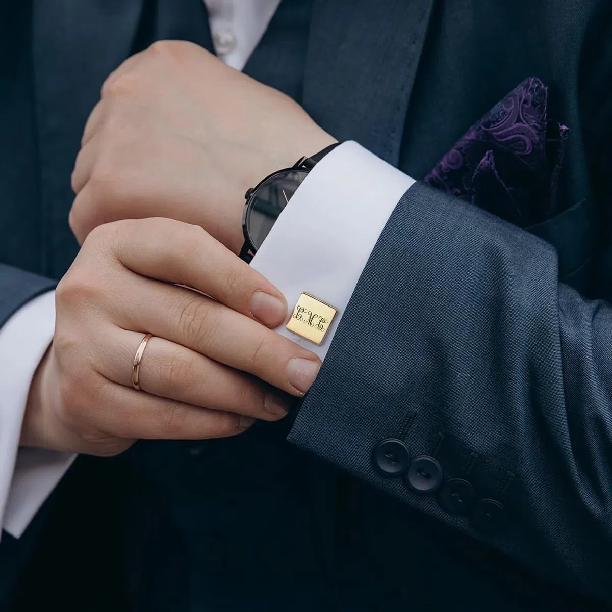 Gemelli in oro - Gemelli con lettera monogramma inciso - Design iniziale dei gemelli personalizzati - Gemelli con nome - Regalo Groomsman