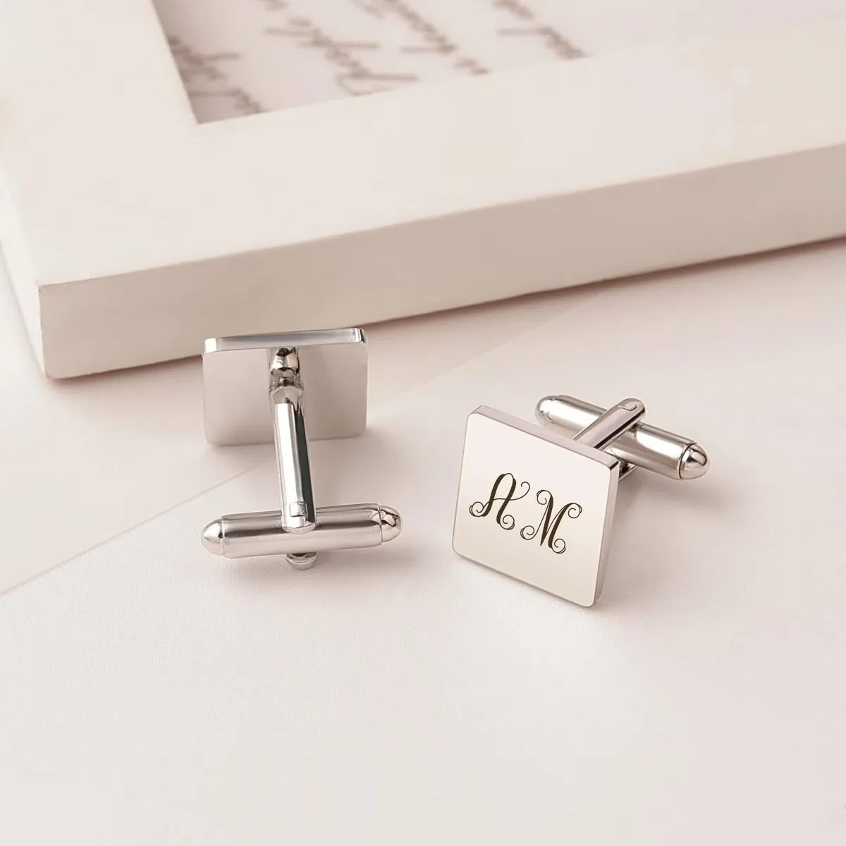 Gemelli in oro - Gemelli con lettera monogramma inciso - Design iniziale dei gemelli personalizzati - Gemelli con nome - Regalo Groomsman