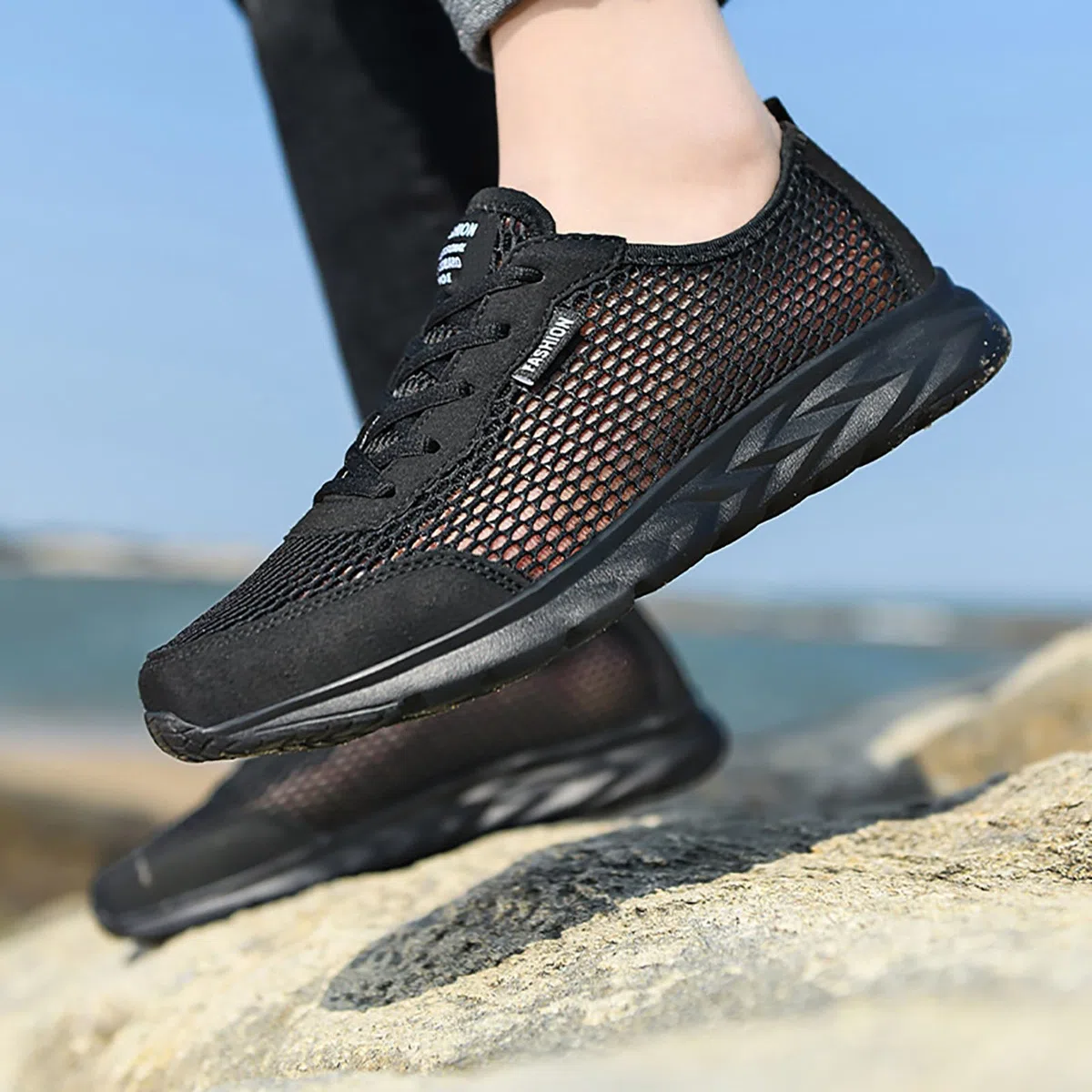 Scarpe sportive da uomo leggere traforate, traspiranti, comode: sneaker da uomo in tinta unita, antiscivolo, per l'uso quotidiano, scarpe da fitness, scarpe da jogging super morbide