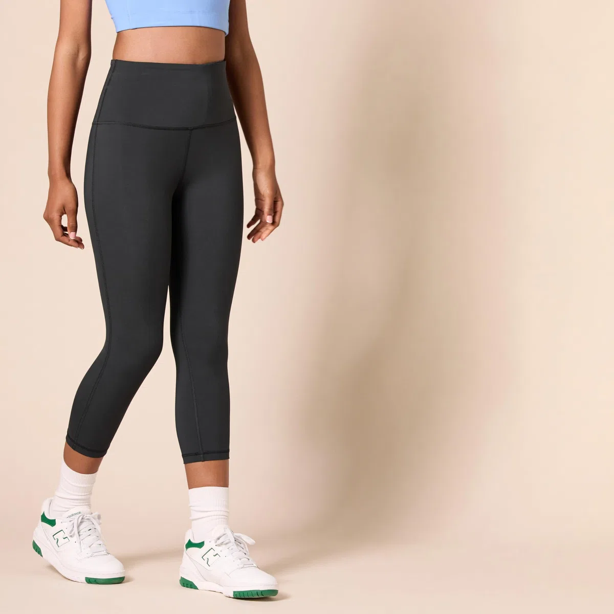 Amazon Essentials Donna Leggings Capri Sportivi Modellanti per Allenamento a Vita Alta (Disponibili in Taglie Forti)