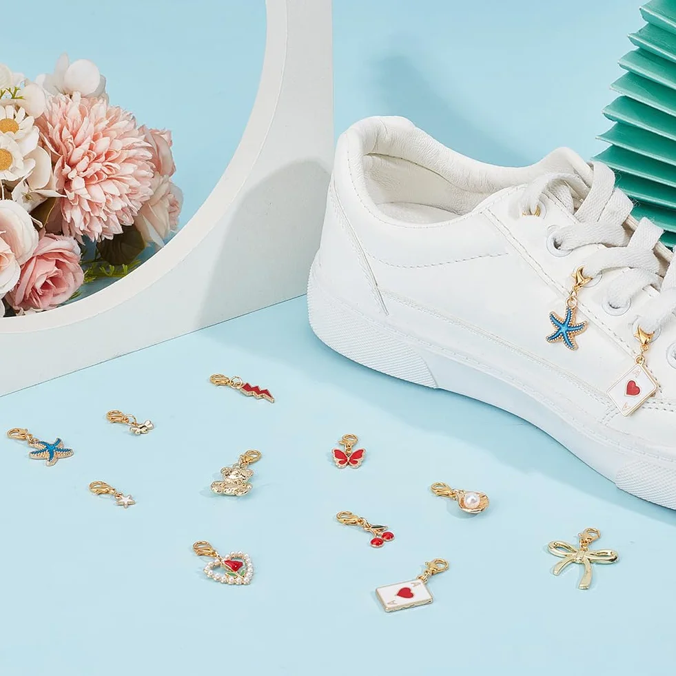 24 ciondoli per lacci. 12 stili, in lega, per scarpe, con chiusura, piccolo fiocco di orso, ciondolo per scarpe da ginnastica Martin Stitch, marcatori per matrimonio, Metallo non prezioso