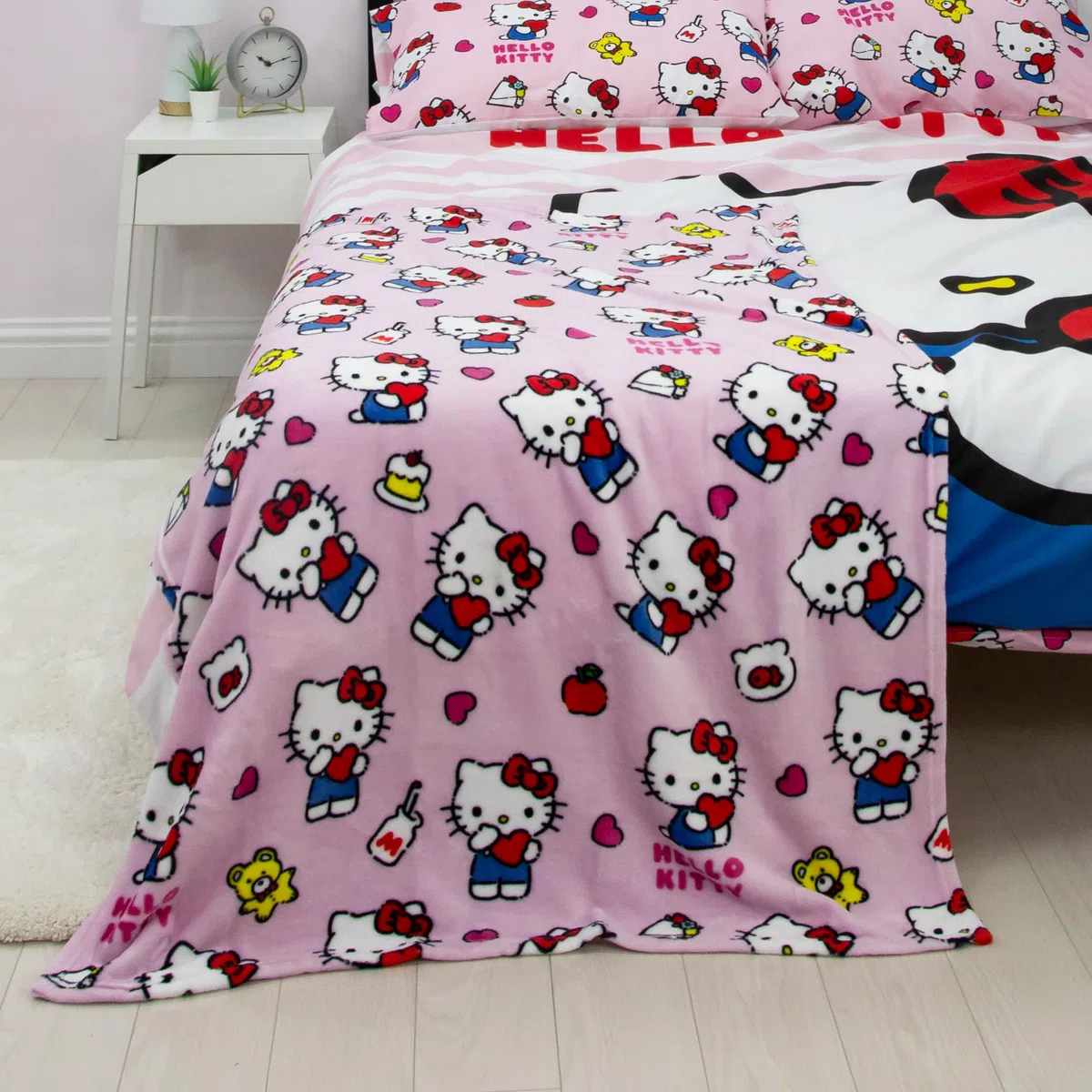 Coperta in pile con licenza Hello Kitty, super morbida, design rosa caldo con orsacchiotto e bottiglie di latte, perfetta per casa, camera da letto, pigiama party e campeggio, 100 x 150 cm